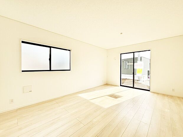 大きな窓からたっぷりの陽光と風を感じられるリビング