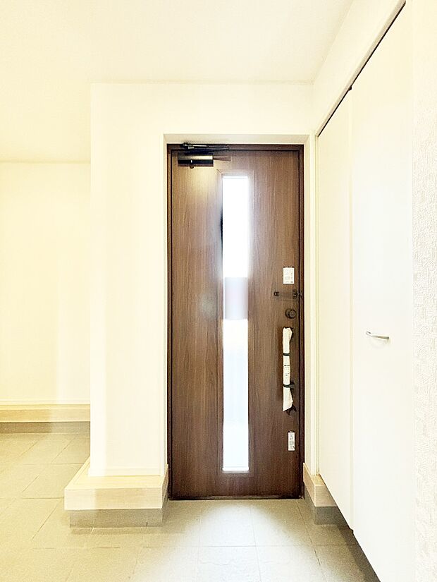 ガラススリットの入った玄関ドアが室内に光を届けてくれます