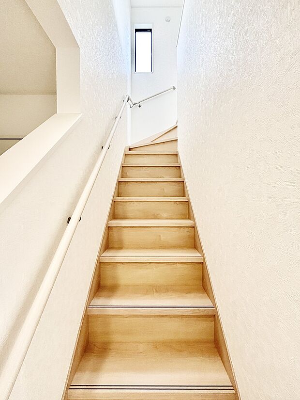 階段は手すり付きなので小さなお子さまやご高齢の方も安心です