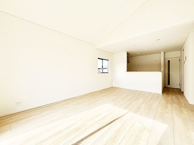 ご家族の賑やかな話し声で包まれる明るいリビング