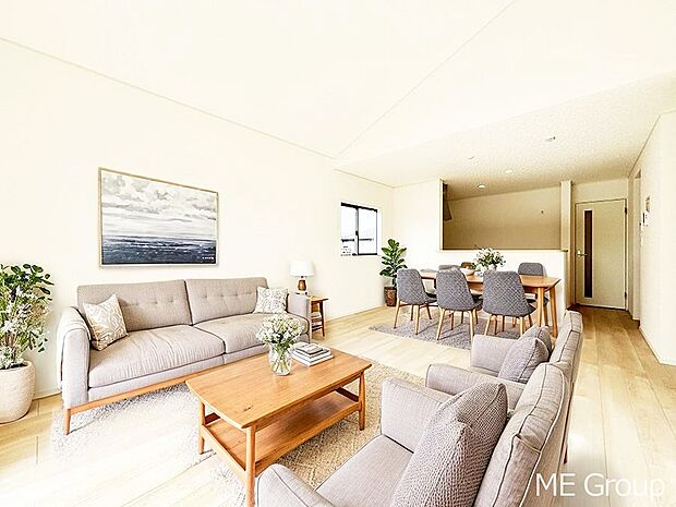 落ち着いた雰囲気のLDKは家族みんなの快適空間※家具はCGです