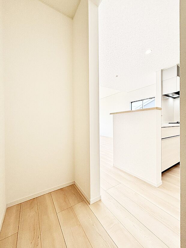 食品のストックや調理器具の保管に便利なパントリー