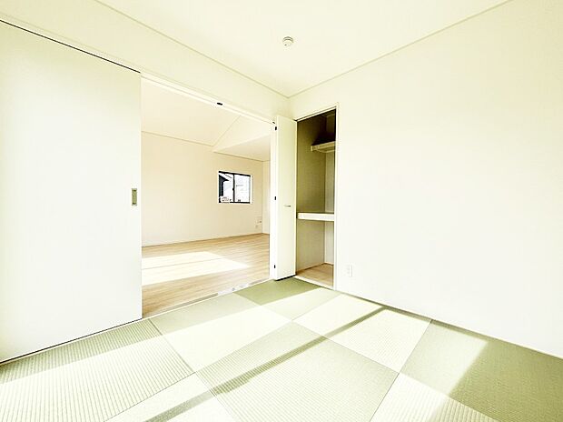 リビング隣接の和室は毎日の暮らしに癒しと安らぎをもたらしてくれます