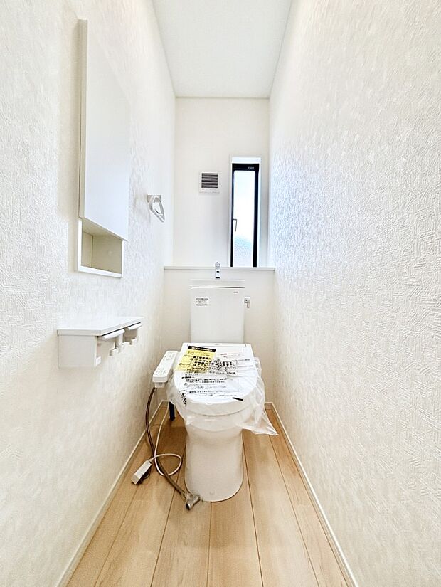 換気用小窓があり、明るく清潔な空間です。