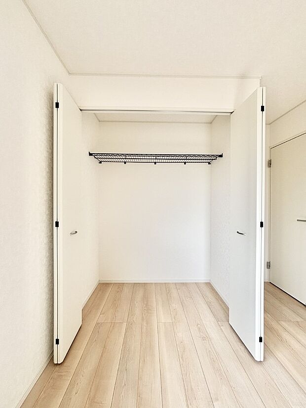 洋室のクローゼット。奥行きがあるので厚手の衣類もすっきり収まります。