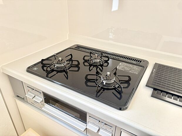 ガスコンロはSiセンサー搭載。火力調節や焦げ付き・消し忘れも防いでくれます。