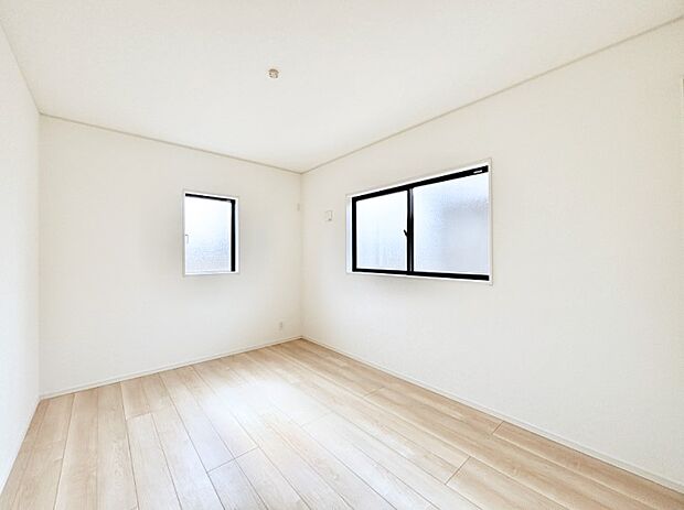 2面採光の洋室。窓から入り込む陽光がお部屋全体を優しく包み込みます