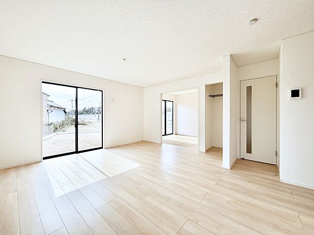 明るい陽光が注ぎ、寛ぎの雰囲気に満たされるダイニング。