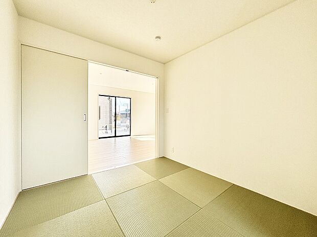 リビング隣接の和室は毎日の暮らしに癒しと安らぎをもたらしてくれます