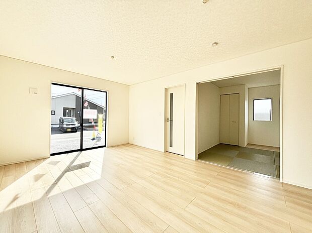 隣接の和室を開放すればさらに広々空間に