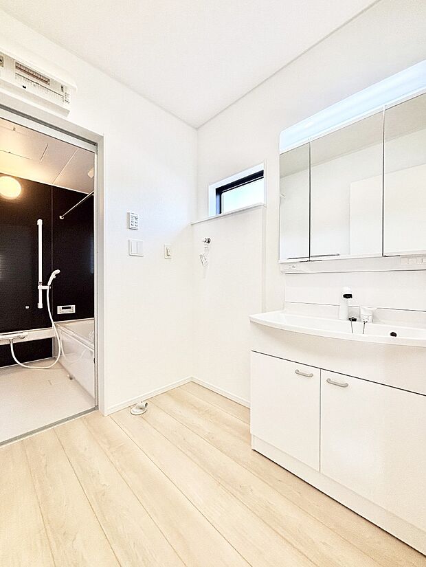 清潔感ある洗面化粧室で朝の身支度も快適