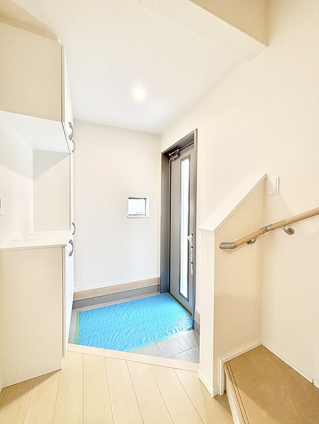 明るい玄関はお客様をお出迎えするのにぴったりです！ 