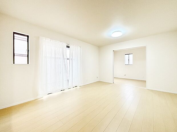 大きな窓からたっぷりの陽光と風を感じられるリビング