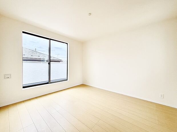 明るいバルコニーサイドに洋室を設置。目覚めの良い寝室に。 