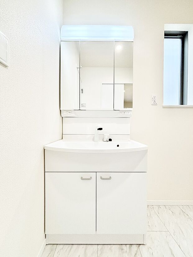 大きく見やすい三面鏡で清潔感ある洗面台は、身だしなみチェックや肌のお手入れにおすすめです。 