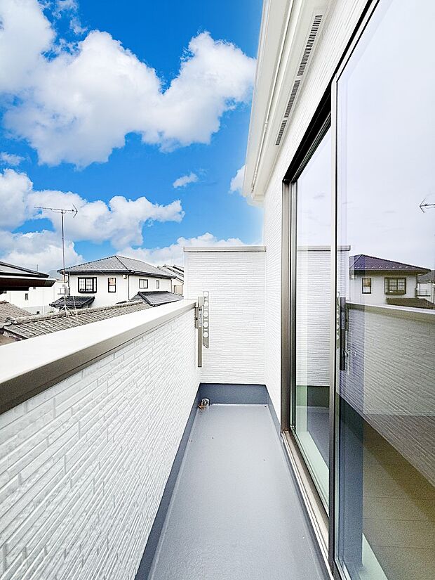 ゆったりバルコニーだから沢山お洗濯ものを干せます。