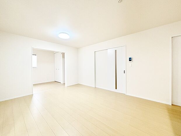 家族の笑顔が自然と生まれてくる、そんな雰囲気のダイニングに仕上がっています。