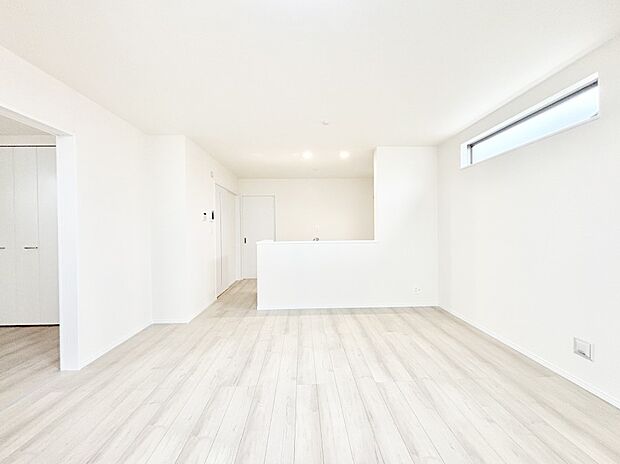 明るい陽光が注ぎ、寛ぎの雰囲気に満たされるリビング・ダイニング。 