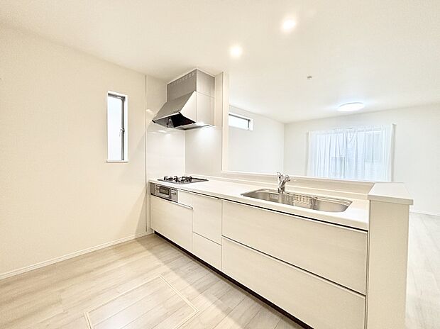 爽やかな風が通り抜けるキッチン。窓があるので明るく換気にも役立ちます。