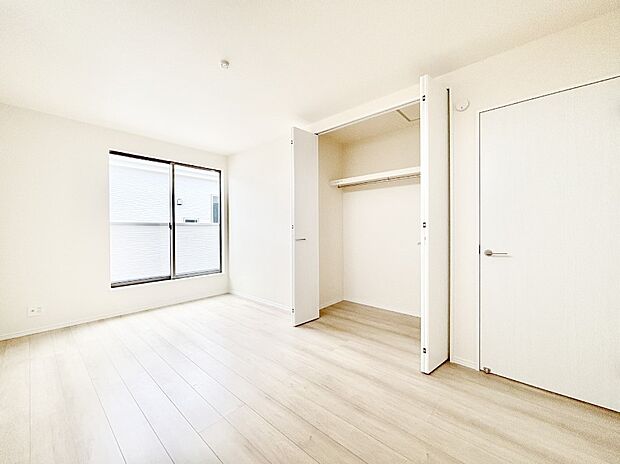 窓からのやさしい光が心地よいプライベートルーム  