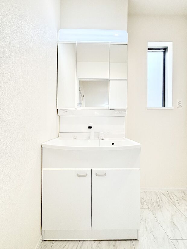 大きく見やすい三面鏡で清潔感ある洗面台は、身だしなみチェックや肌のお手入れにおすすめです。 