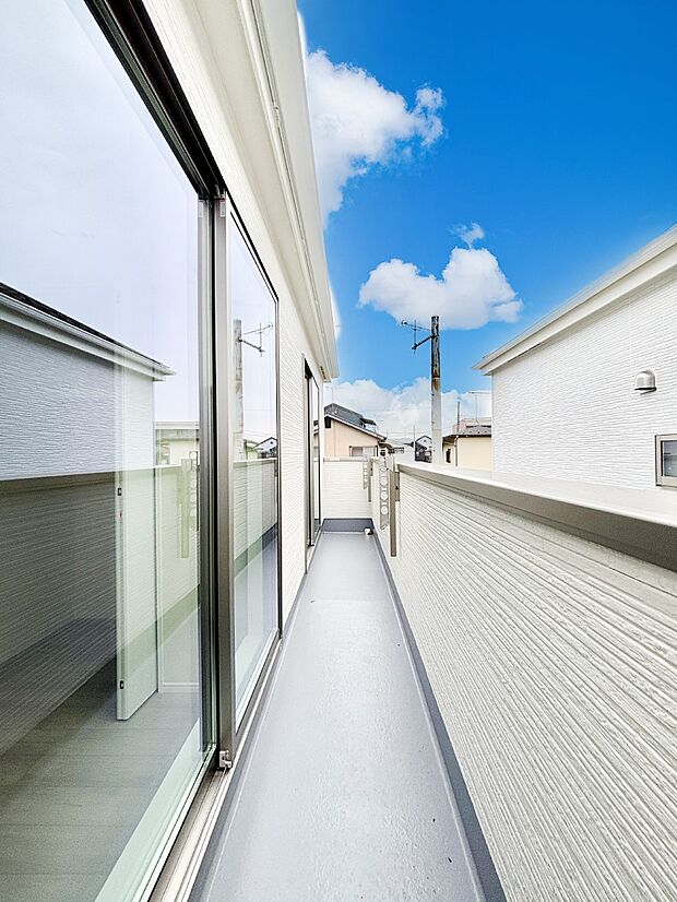 ゆったりバルコニーだから沢山お洗濯ものを干せます。