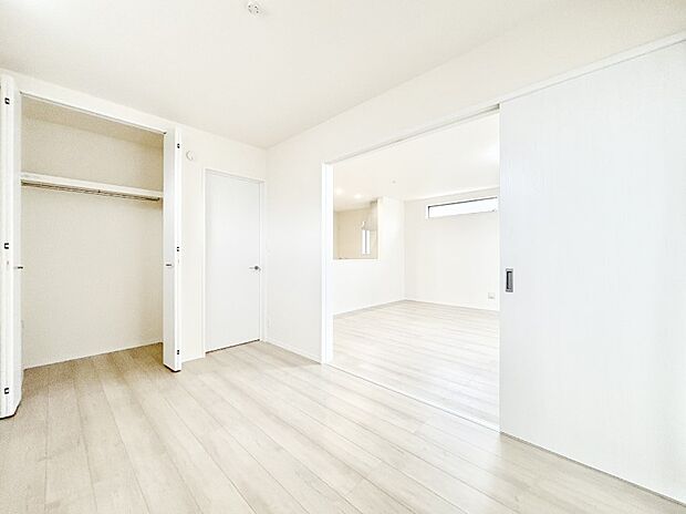 リビングの隣にある洋室。扉を開放して広く利用することも可能です。