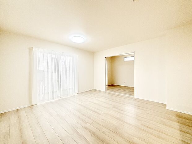 家族の笑顔が自然と生まれてくる、そんな雰囲気のダイニングに仕上がっています。