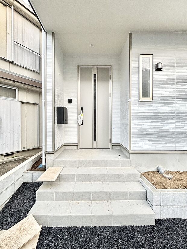 玄関前は雨が降っても濡れにくい屋根付き  