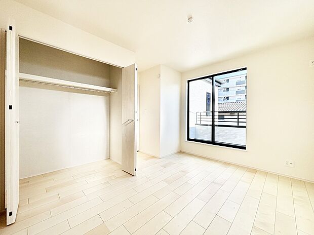 バルコニーが明るさと開放感を演出!朝スッキリと目覚められそうですね!