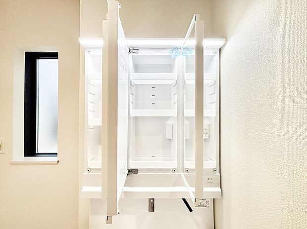 三面鏡の裏に、化粧品や衛生用品などを収納可能。洗面台をすっきりと保ちます!