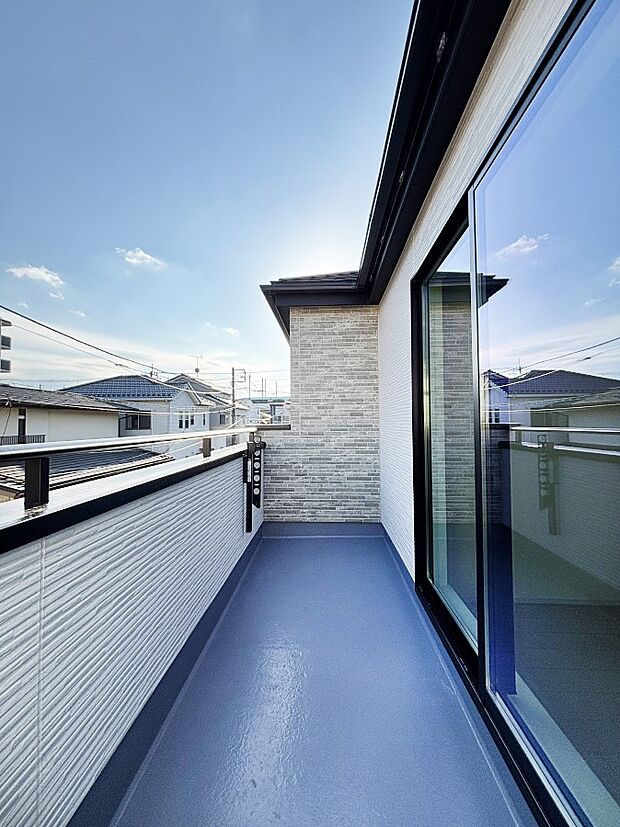 暖かな陽光が降り注ぐバルコニーはお洗濯におすすめ。爽やかな風も心地よいです。