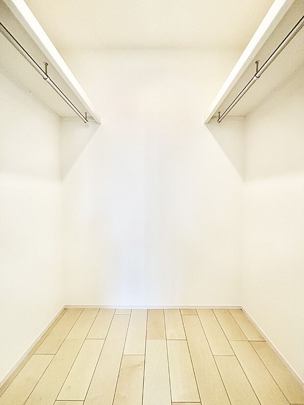 衣類をハンガーに掛けたまま収納できるWIC。衣類の整理整頓がしやすくて便利です!