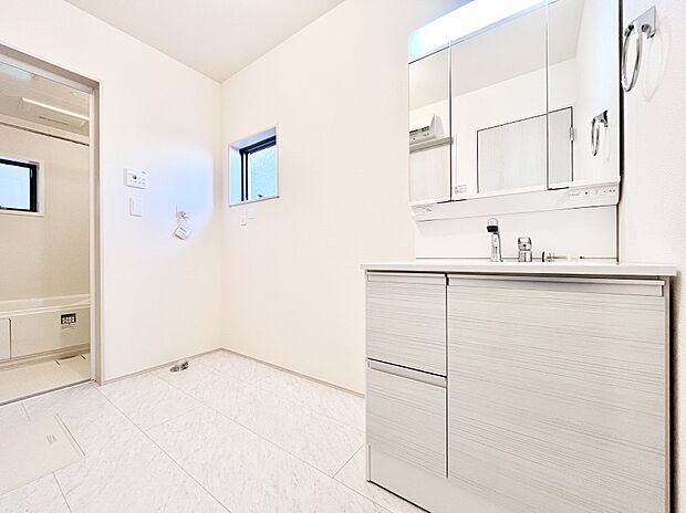 清潔感ある洗面化粧室で朝の身支度も快適