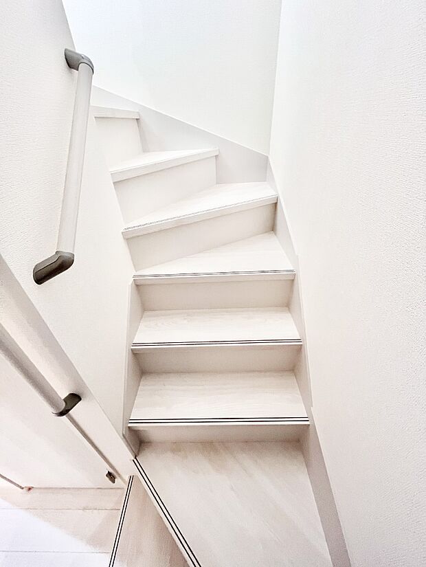 階段は手すり付きなので小さなお子さまやご高齢の方も安心です