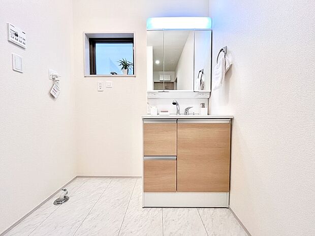 大きく見やすい三面鏡で清潔感ある洗面台は、身だしなみチェックや肌のお手入れにおすすめです。 