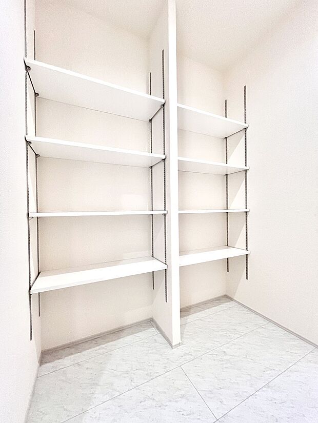 散らかりがちなランドリースペースもスッキリ整頓！広々使えて快適ですね  