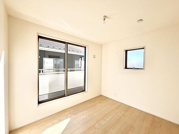 明るいバルコニーサイドに洋室を設置。目覚めの良い寝室に。 