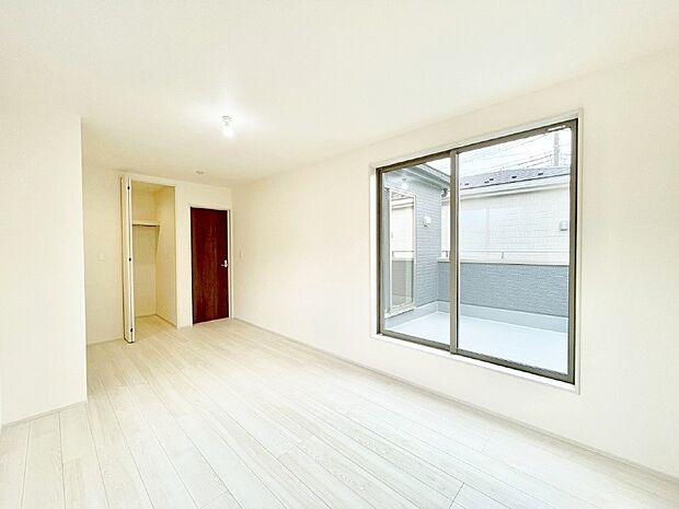 バルコニーが開放感をプラスしてくれる洋室