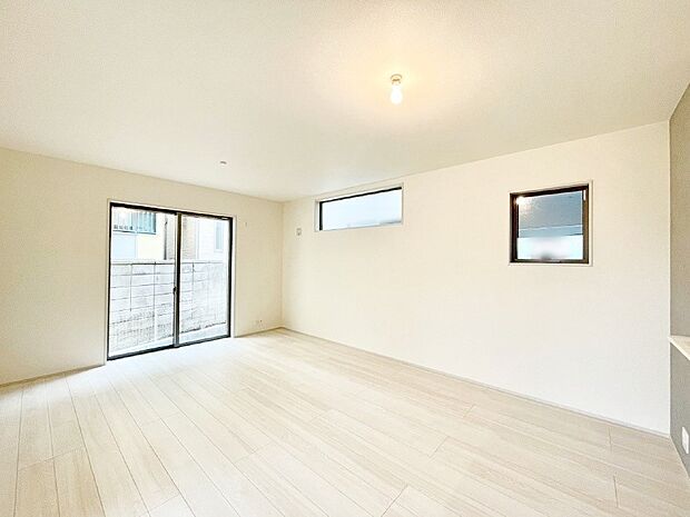 日当たりのいいリビングでゆったりとしたティータイムを！ お気に入りのグリーンを飾れば更に心地よさがアップ！