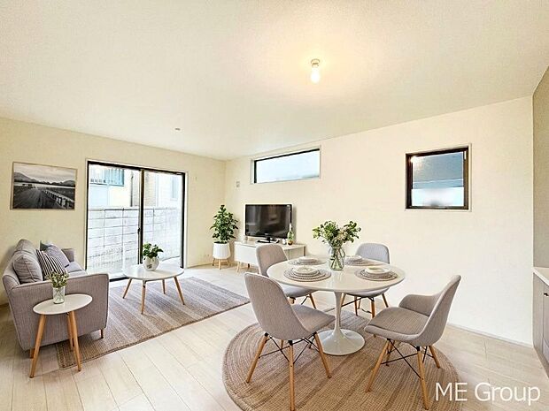 ご家族の賑やかな話し声で包まれる明るいリビング  ※家具はCGです