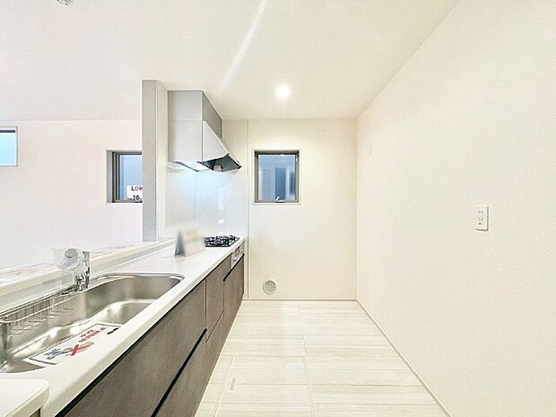 爽やかな風が通り抜けるキッチン。窓があるので明るく換気にも役立ちます。