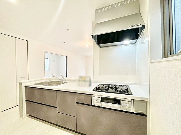 カウンター越しに楽しいおしゃべり。いつものお料理がもっと美味しくなりそうですね。