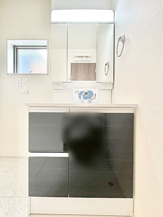 三面鏡の裏に、化粧品や衛生用品などを収納可能。洗面台をすっきりと保ちます！  