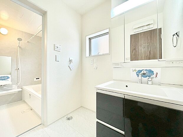 小窓がついているので湿気の多い場所でも換気が十分行えます。毎日の身支度を気持ち良く！