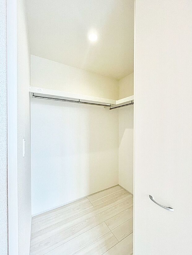 ウォークインクローゼットの活用で生活空間スッキリ