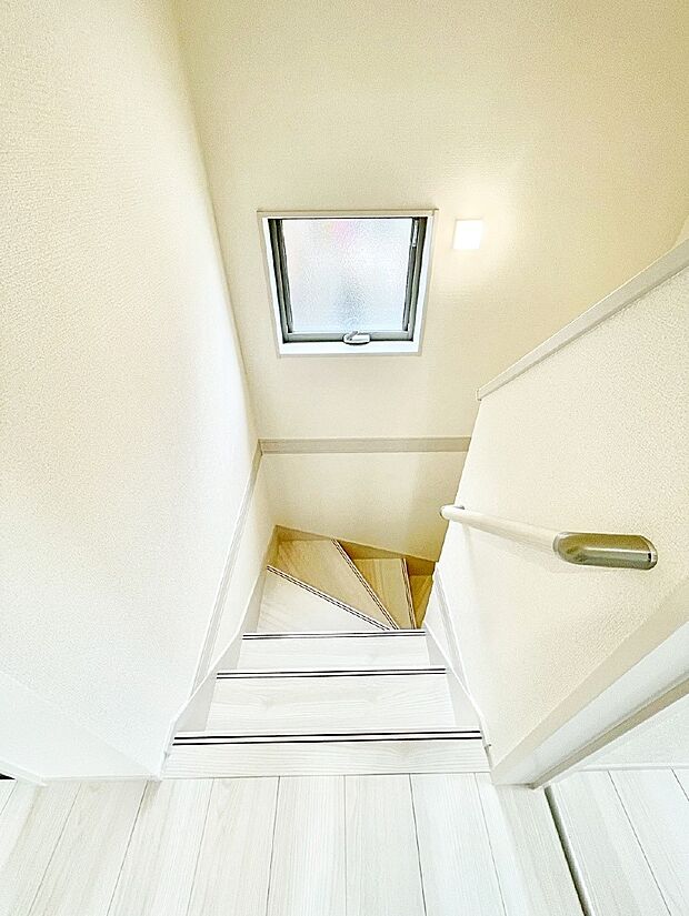 階段には手すりがあり、小さなお子様やお年寄りの方にも安心です。