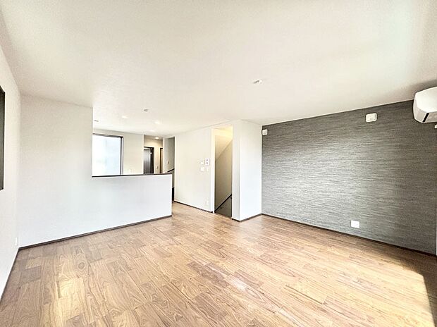 落ち着いた雰囲気のLDKは家族みんなの快適空間