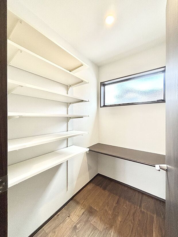 キッチンにはパントリー!食材のストックはもちろん、日用品の収納など使い方はいろいろ!