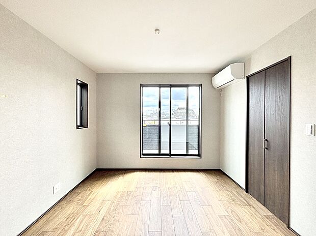 バルコニーが開放感をプラスしてくれる洋室